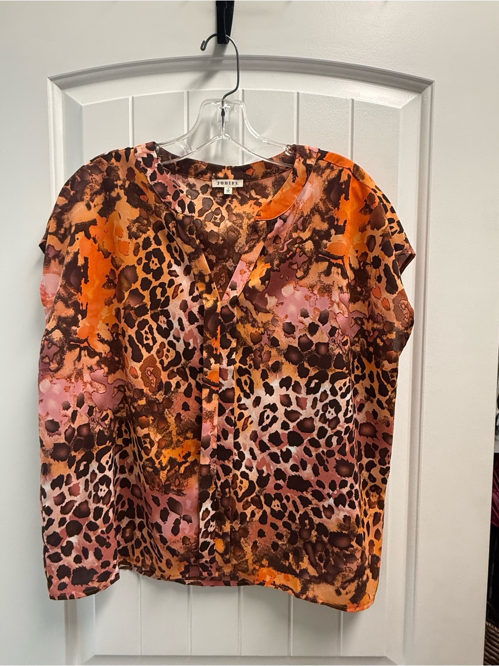 Jodifl Woman’s Size Small Sleeveless Blouse V-Neck Unique NWOT Animal Print